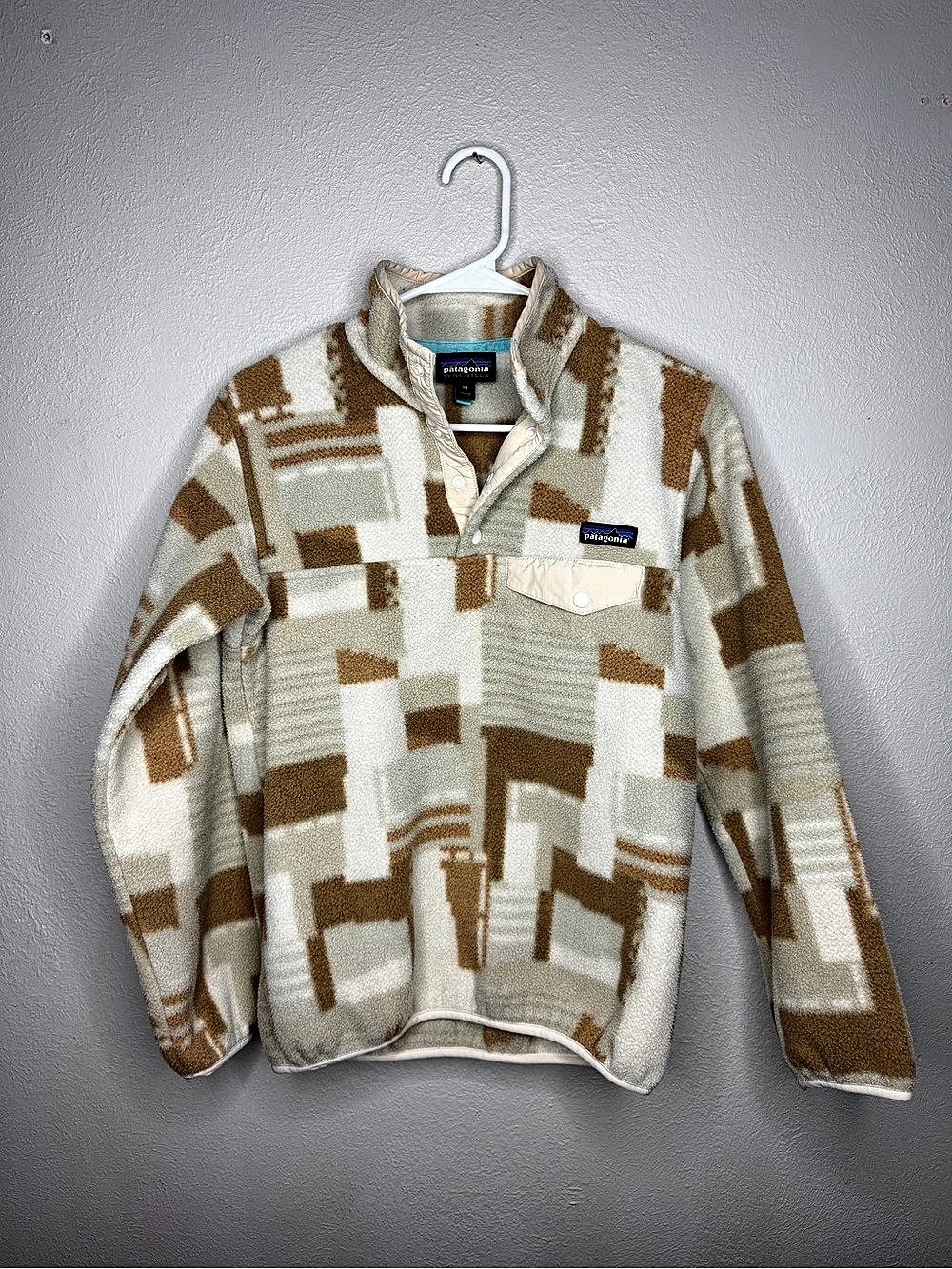 Patagonia Synchilla Snap-T Pullover Geometric Fleece Pullover in Cream & Brown